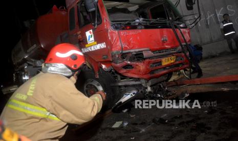 Suasana di lokasi kecelakaan yang melibatkan Truk tangki pengangkut bahan bakar minyak (BBM) dengan sejumlah kendaraan di Jalan Transyogi, Cibubur, Bekasi, Jawa Barat, Senin (18/7/2022). Kecelakaan maut tersebut diduga akibat truk tangki mnegalai rem blong. Prayogi/Republika.