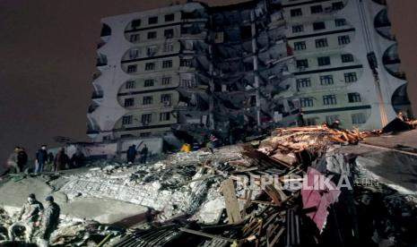 Warga berusaha menolong korban bangunan yang roboh akibat diguncang gempa di Diyarbakir, Turki, Senin (6/2/2023). Gempa besar berkekuatan 7,8 mengguncang tenggara Turki Senin (6/2/2023) pagi WIB. Gempa yang terjadi dekat perbatasan dengan Suriah tersebut juga terasa oleh penduduk Suriah, Siprus dan Lebanon.