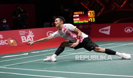  Jonatan Christie bertanding melawan Loh Kean Yew dari Singapura pada pertandingan bulu tangkis tunggal putra Grup B di BWF World Tour Finals di Bangkok, Thailand, Kamis, 8 Desember 2022.