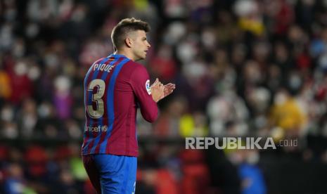  Gerard Pique dari Barcelona memberi isyarat pada akhir pertandingan sepak bola La Liga Spanyol antara Rayo Vallecano dan FC Barcelona di stadion Vallecas di Madrid, Spanyol,  Kamis (28/10) dini hari WIB. 