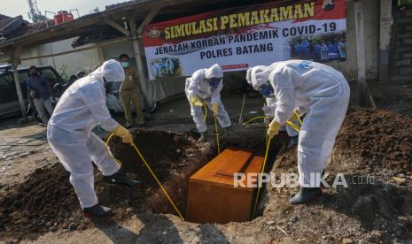 Pemakaman jenazah pasien positif Covid-19 (ilustrasi).