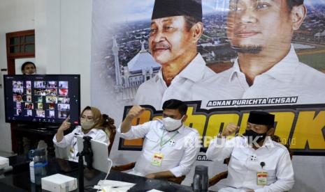 Pasangan calon tunggal Bupati dan Wakil Bupati Gowa Adnan Purichta Ichsan Yasin Limpo (tengah) dan Abdul Rauf Malaganni Karaeng Kio (kanan) menyapa warga simpatisan saat kampanye virtual di Kabupaten Gowa, Sulawesi Selatan. Dalam Pilkada 2020 ditemukan meningkatnya calon tunggal dan paslon yang terafiliasi dengan dinasti politik.