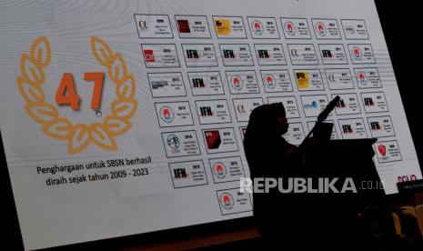 Direktur Pembiayaan Syariah Ditjen Pengelolaan Pembiayaan dan Risiko (DJPPR) Kementerian Keuangan (Kemenkeu) Dwi Irianti Hadiningdyah memaparkan materi dalam acara seminar nasional di Auditorium Fakultas Ekonomi dan Manajemen IPB University, Bogor, Jawa Barat, Sabtu (26/8/2023). Seminar tersebut mengangkat tema Menghadapi Ketidakpastian Global Melalui Optimalisasi Pembangunan Ekonomi Syariah Berkelanjutan yang diikuti oleh tamu undangan dan mahasiswa Fakultas Ekonomi dan Manajemen IPB University.