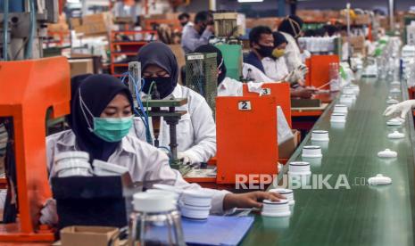 Pekerja menyelesaikan pembuatan perangkat alat elektronik rumah tangga (ilustrasi). Daya saing industri manufaktur Indonesia mengungguli India dan Vietnam. ANTARA FOTO/Yulius Satria Wijaya/foc.