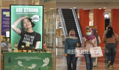 Pengunjung berjalan di kawasan Mal Margocity. Namun, berkenaan dengan penemuan satu kasus Covid-19 di Giant Extra, Gugus Tugas Percepatan Penanganan Covid-19 Kota Depok terpaksa menutup sementara supermarket tersebut.