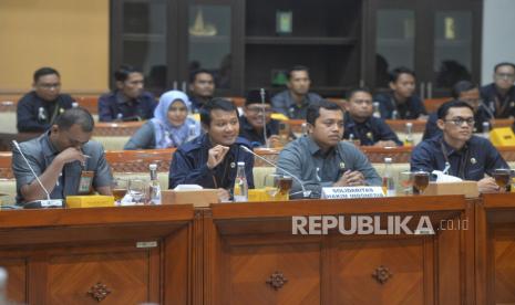 Perwakilan Koordinator Solidaritas Hakim Indonesia Rangga Lukita Desnata menyampaikan paparan dalam audiensi dengan Pimpinan DPR di Kompleks Parlemen, Senayan, Jakarta, Selasa (8/10/2024).