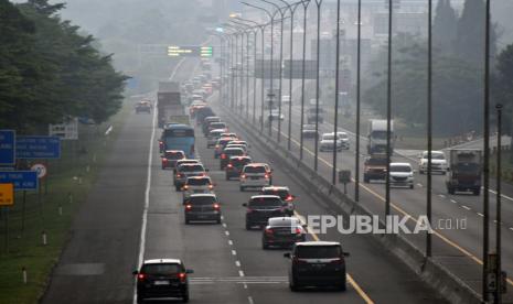 Sejumlah kendaraan melintas di jalan tol Jagorawi menuju gerbang tol Ciawi, Kabupaten Bogor, Jawa Barat, Selasa (26/12/2023). Satlantas Polres Bogor mencatat sebanyak 29 ribu kendaraan telah turun dari jalur wisata Puncak, Kabupaten Bogor menuju Jakarta saat arus balik libur Natal. 