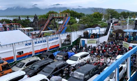 Sejumlah pemudik menaiki kapal menuju Jawa di Pelabuhan Gilimanuk, Jembrana, Bali, Sabtu (30/4/2022). ASDP Indonesia Ferry Cabang Ketapang-Gilimanuk memprediksi puncak arus mudik Lebaran 2023 di Pelabuhan Gilimanuk akan terjadi pada H-2 Lebaran.