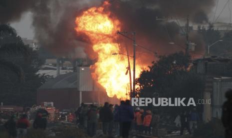 Petugas pemadam kebakaran dan petugas penyelamat berdiri di dekat kebocoran gas di meksiko / Ilustrasi 