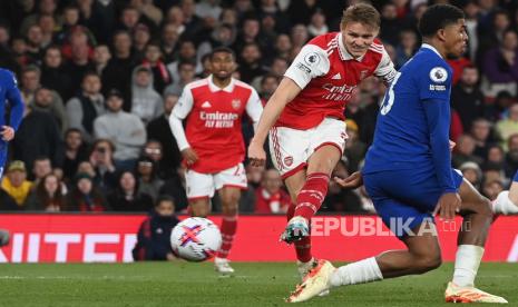 Pemain Arsenal Martin Odegaard (kedua kanan) mencoba untuk mencetak gol pada pertandingan Liga Primer Inggris antara Arsenal London dan Chelsea FC di London, Inggris,  Rabu (3/5/2023) dini hari WIB. 