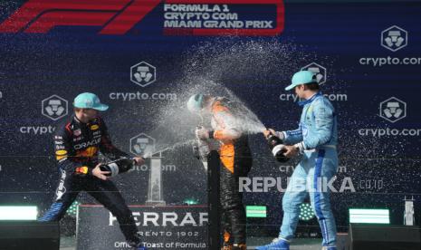 Peraih podium kedua, Max Verstappen (kiri) dan peringkat ketiga Charles Leclerc (kanan) merayakan kemenangan bersama pemenang Grand Prix (GP) Miami 2024, Lando Norris.