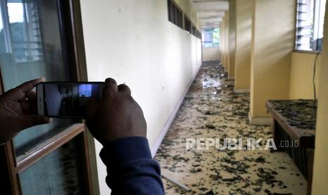 Jurnalis mengambil foto kondisi lantai dua gedung yang rusak dilempar batu oleh massa saat unjuk rasa tolak Omnibus Law di DPRD DIY, Kamis (8/10). Saat aksi demo kemarin sejumlah jurnalis menjadi korban pemukulan bahkan penangkapan.