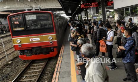 Penumpang kereta rel listrik (KRL) commuter line menunggu kereta di Stasiun Tanah Abang, Jakarta, Selasa (9/6/2020). Kepadatan penumpang terjadi di beberapa stasiun KRL pada penerapan Pembatasan Sosial Berskala Besar (PSBB) transisi fase I, terutama saat jam sibuk mulai pukul 07