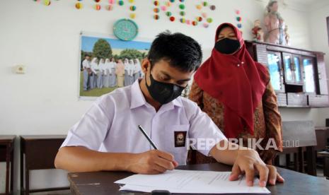 Seorang siswa berkebutuhan khusus mengikuti ujian semester di Sekolah Luar Biasa (SLB) 