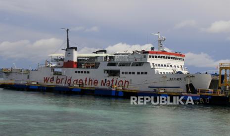 Kapal penyeberangan KMP Jatra I sedang berlabuh di dermaga penyeberangan Bolok Kupang, NTT, Selasa (9/3/2021) (ilustrasi). Manajemen PT Angkutan Sungai, Danau dan Penyeberangan (ASDP) Indonesia Ferry (Persero) menutup sementara dua jalur penyeberangan dari Kupang ke dua daerah di wilayah Nusa Tenggara Timur akibat cuaca ekstrem di daerah itu.