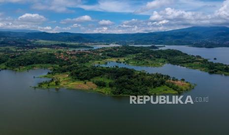 Foto udara kawasan Waduk Jatigede di Kabupaten Sumedang, Jawa Barat, Sabtu (21/3). Presiden Joko Widodo (Jokowi) menekankan pentingnya memastikan ketersediaan air di beberapa sentra pertanian. Hal itu dilakukan mengingat potensi terjadinya musim kemarau di Tanah Air.