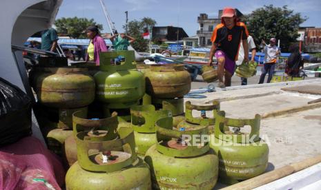 Pekerja membongkar muat gas elpiji tiga kilogram ke atas kapal di Pelabuhan Paotere, Makassar, Sulawesi Selatan, Selasa (4/5/2021). PT Pertamina (Persero) memperkirakan konsumsi elpiji jelang lebaran Idul Fitri mencapai 26.350 metrik ton per hari atau naik sebesar 5,4 persen dari kondisi normal sebanyak 25 ribu metrik ton per hari. 