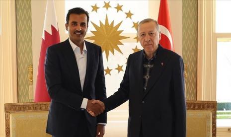 Emir Qatar Sheikh Tamim bin Hamad Al Thani menyampaikan rasa solidaritas penuh dengan Turki dan Suriah pada Ahad (12/2/2023) setelah gempa bumi mematikan mengguncang negara-negara tersebut minggu lalu.