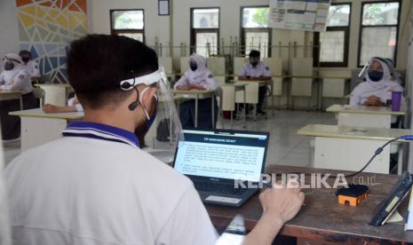 Bandung Hentikan Uji Coba Belajar Tatap Muka. Suasana Pembelajaran Tatap Muka Terbatas (PTMT) di SMAN 8 Jalan Solontongan, Kota Bandung, Selasa (15/6). Sekda Kota Bandung sekaligus Ketua Harian Satuan Tugas (Satgas) Penanganan Covid-19 Kota Bandung, Ema Sumarna menilai sejumlah sekolah telah memahami persyaratan PTMT. Selain itu, Ema meminta pihak sekolah untuk tetap menjalin koordinasi dengan tim monitoring dan evaluasi (Monev) aparat kewilayahan dan puskesmas, sehingga jika terjadi sesuatu bisa ditangani dengan baik.