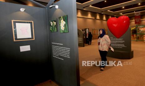 Pengunjung melihat pameran seni penyintas kanker di Indonesia Design District, PIK 2, Kamis (1/2/2024). MSD Indonesia bersama Yayasan Kanker Indonesia mengadakan pameran bertema Close the Care Gap yang menampilkan lukisan, tipografi, dan berbagai jenis karya lainnya dari para penyintas kanker, sebagai wadah untuk menceritakan perjalanan perjuangan melawan kanker yang mereka jalani. 