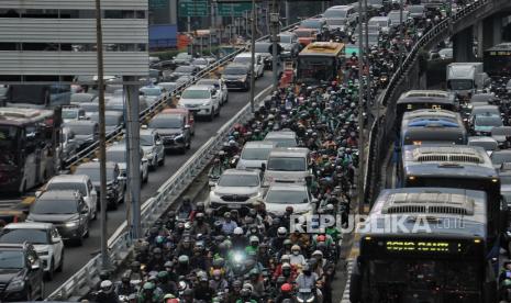 Kendaraan terjebak kemacetan di Jalan Gatot Subroto, Jakarta, Senin (13/10/2024). Menurut Kepala Unit Pengelola Sistem Jalan Berbayar Elektronik (SPBE) Dinas Perhubungan DKI Jakarta, Zulkifli mengatakan kerugian akibat kemacetan mencapai Rp100 triliun per tahun. Kerugian tersebut dihitung berdasarkan dampak terhadap warga dari aspek kesehatan akibat polusi dan travel time serta aspek biaya operasional kendaraan seperti biaya bahan bakar.