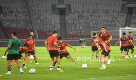 Pemain timnas Indonesia mengikuti latihan jelang di bawah arahan Shin tae-yong. 