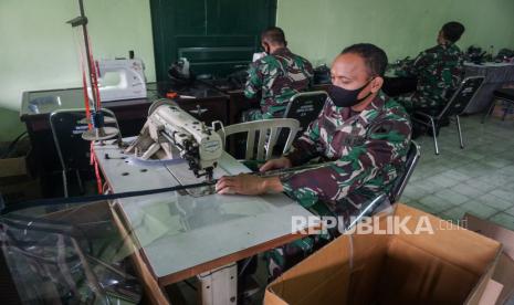 Anggota TNI Korem 074/Warastratama memproduksi penutup wajah atau face shield di Detasemen Peralatan (Denpal) IV Solo, Jawa Tengah, Rabu (29/4/2020). Dalam sehari Korem 074/Warastratama mampu memproduksi sekitar 150 hingga 200 face shield yang akan disalurkan ke berbagai rumah sakit dan kantor layanan publik di Solo Raya