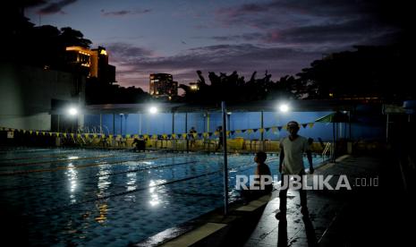 Lanskap suasana langit saat matahari terbenam di kawasan Cikini, Jakarta Pusat, Selasa (10/1/2023). Menurut data dari Badan Meteorologi, Klimatologi dan Geofisika (BMKG) pada Selasa 10 Januari 2023 perkiwaan cuaca di Jakarta Pusat cerah berawan. Republika/Thoudy Badai