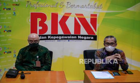 Kepala Badan Kepegawaian Negara (BKN) Bima Haria (kiri) bersama Wakil Ketua Komisi Pemberantasan Korupsi (KPK) Alexander Marwata (kanan) saat menyampaikan konferensi pers di kantor BKN, Jakarta, Selasa (25/5). Wakil Ketua KPK Alexander Marwata menyatakan sebanyak 24 dari 75 pegawai KPK yang tidak lulus Tes Wawasan Kebangsaan (TWK) masih dimungkinkan untuk dibina sebelum diangkat menjadi Aparatur Sipil Negara (ASN) sementara 51 pegawai lainnya akan diberhentikan, dan masih diperbolehkan bekerja hingga November 2021 mendatang. Republika/Thoudy Badai