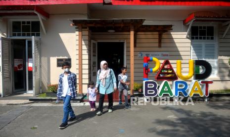 Orang tua bersama anak mengunjungi sebuah PAUD (ilustrasi) 