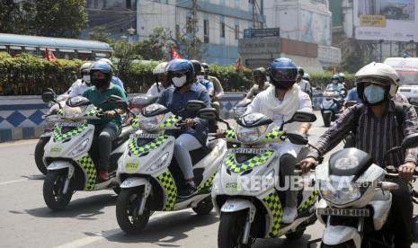 Pemerintah India mempromosikan helm sepeda motor yang dilengkapi dengan filter dan kipas di bagian belakang. Pelindung kepala ini dikatakan dapat menghilangkan 80 persen dari polutan.