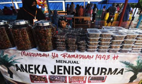 Pedagang kurma menata jualannya di Pasar Ramadhan di Palu, Sulawesi Tengah, Ahad (3/4/2022). Kurma menjadi salah satu menu pilihan umat muslim untuk berbuka puasa pada bulan Ramadhan dan kurma tersebut dijual mulai dari harga Rp 10 ribu per kemasan.  Pasar Ramadhan di Kota Palu Ramai Dikunjungi Warga