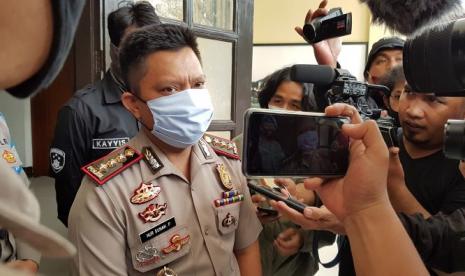  NP, mengaku sebagai polisi gadungan berpangkat kombes pol melakukan berbagai penipuan.