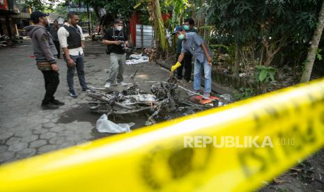 Anggota polisi melakukan olah tempat kejadian perkara kericuhan di Babarsari, Sleman, DI Yogyakarta, Senin (4/7/2022). Kericuhan yang terjadi antara dua kelompok masyarakat tersebut merupakan buntut dari kasus penganiayaan yang terjadi di sebuah tempat karaoke di Babarsari. 