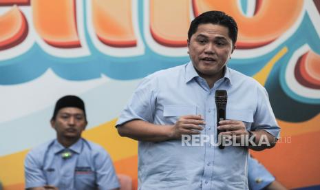 Erick Thohir menyampaikan paparan saat melakukan kunjungan di gedung Fanta Headquarters Prabowo-Gibran, Menteng, Jakarta, Kamis (1/2/2024). 