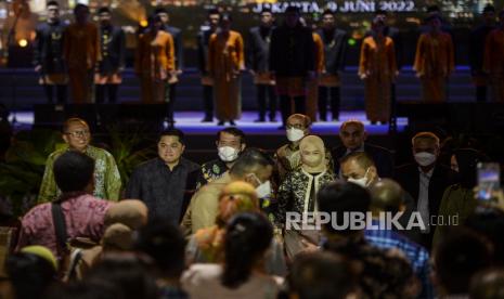 Menteri BUMN Erick Thohir bersama Ketua Mahkamah Konstitusi Anwar Usman dan anggota DPR Arsul Sani saat menghadiri pembukaan Jakarta Fair 2022 di Jakarta International Expo (JIExpo), Kemayoran, Jakarta, Kamis (9/6/2022). Jakarta Fair 2022 atau Pekan Raya Jakarta yang diikuti oleh 2.500 perusahaan dengan membuka 1.500 stan yang memamerkan berbagai produk unggulan serta hiburan konser musik itu telah resmi dibuka dan berlangsung hingga 17 Juli 2022. Republika/Putra M. Akbar 