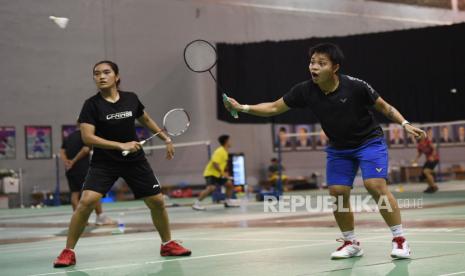 Pebulu tangkis Apriyani Rahayu (kanan) dan Nita Violina Marwah (kiri) berlatih dalam Pemusatan Latihan Nasional (Pelatnas) SEA Games di Pelatnas PBSI, Cipayung, Jakarta, Selasa (19/4/2022). PBSI menargetkan tim bulu tangkis Indonesia meraih tiga medali emas dalam SEA Games Vietnam.