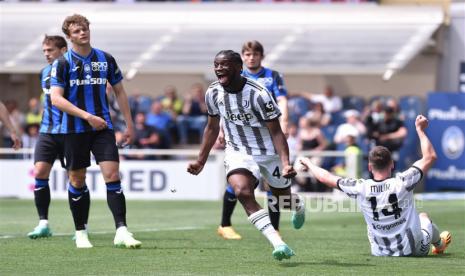 Pemain Juventus Samuel Iling Junior merayakan gol ke gawang Atalanta pada lanjutan Serie A Liga Italia di Gewiss Stadium, Ahad (7/5/2023). 