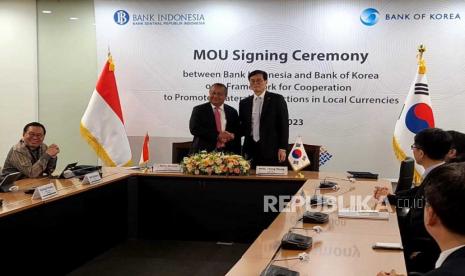 Penandatanganan MOU BI-BOK terkait Kerja Sama Transaksi Bilateral dengan Mata Uang Lokal di Incheon, Republik Korea, Selasa (2/5/2023). Indonesia menginisiasi upaya penggunaan mata uang lokal dalam momentum Keketuaan ASEAN 2023