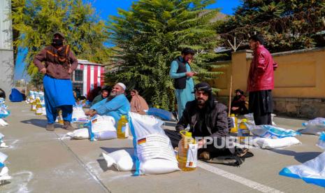 Pengungsi internal menerima bantuan makanan yang didistribusikan oleh organisasi bantuan Jerman di Kabul, Afghanistan, 27 Oktober 2021. 