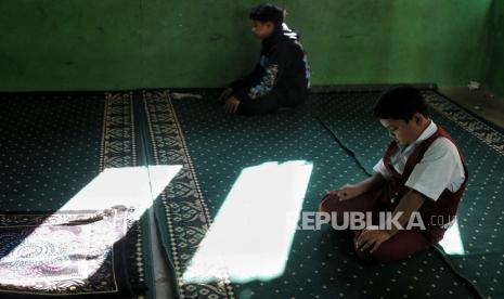 Pelajar melaksanakan shalat dhuha saat mengikut kegiatan belajar pada hari pertama sekolah  Tahun Ajaran Baru 2024/2025 di Madrasah Baitul Ghofur, Kampung Cilember, Desa Lebak Muncang, Kecamatan Ciwidey, Kabupaten Bandung, Jawa Barat, Senin (15/7/2024). Sebanyak 125 murid yang digabung mulai dari tingkat SD, SMP, SMA mengikuti kegiatan belajar di bangunan sekolah yang didirikan oleh keluarga Darwin pada tahun 2011. Terlihat sejumlah siswa belajar dengan beralaskan lantai karena keterbatasan fasilitas penunjang seperti meja dan kursi.