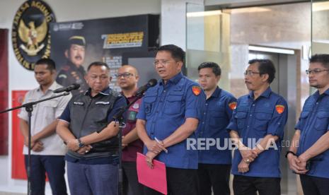 Direktur Penyidikan Jaksa Agung Muda Pidana Khusus Kejaksaan Agung Kuntadi memberikan keterangan di dampingi Kepala Pusat Penerangan dan Hukum (Kapuspenkum) Kejakgung Ketut Sumedana terkait kasus korupis di PT Aneka Tambang (Antam) di Kejaksaan Agung, Jakarta, Kamis (18/1/2024). Kejaksaan Agung (Kejagung) menetapkan Budi Said (BS) sebagai tersangka terkait korupsi di PT Aneka Tambang (Antam). Budi Said tersebut dituduh melakukan permufakatan jahat bersama-sama dengan pejabat di PT Antam dalam merekayasa transaksi jual-beli palsu logam mulia emas pada periode 2018. PT Antam disebut mengalami kerugian setotal 1,3 ton emas atau setara Rp 1,1 triliun.