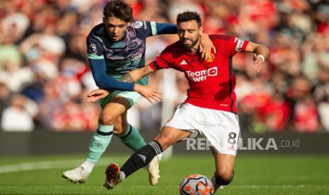 Gelandang Manchester United Bruno Fernandes (kanan) 