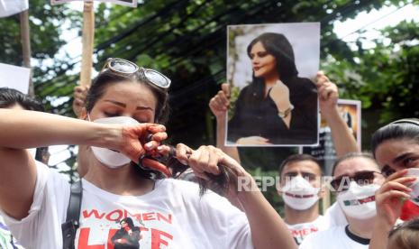 Pengunjuk rasa Iran meneriakkan slogan-slogan selama rapat umum menyerukan kebebasan perempuan Iran, di depan kedutaan besar Iran di Jakarta, Indonesia, 18 Oktober 2022. Sutradara Iran Asghar Farhadi pada Selasa (20/12/2022) mendesak pembebasan Taraneh Alidoosti, yang telah membintangi empat filmnya.