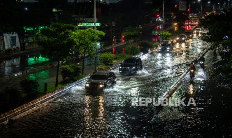 Sejumlah kendaraan melewati banjir yang menggenangi jalur utama Pantura Semarang - Surabaya di Jalan Kaligawe Raya, Semarang, Jawa Tengah, Ahad (7/4/2024). 