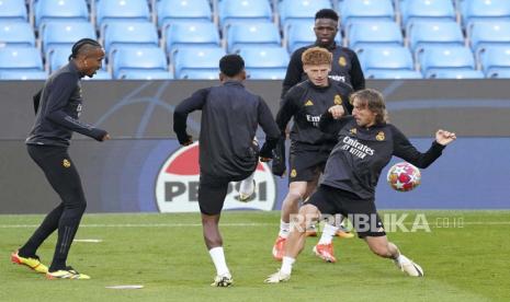 Para penggawa Real Madrid menjalani sesi latihan jelang melawan Manchester City, Kamis (18/4/2024). 