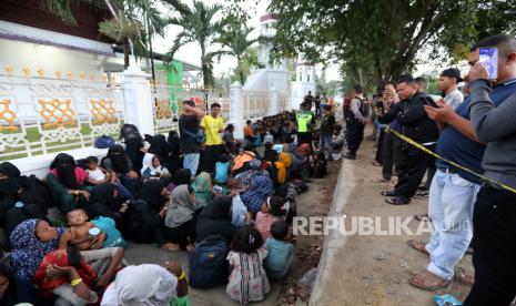 Rohingya refugees take shelter in front of the Aceh Governors Office in Banda Aceh, Indonesia, 11 December 2023. Rohingya refugees relocated to the Aceh Governors Office as they are facing resistance from the local community after two boats with up to 300 Rohingya refugees landed in two different locations in Aceh Besar and Pidie district. UNHCR data states that almost 1,000 more Rohingya refugees have arrived in Aceh since the beginning of November 2023 in several waves of voyages headed to Indonesia and Malaysia and predicted that more would come this year.  