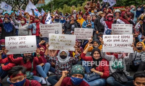 Massa yang tergabung dalam Konfederasi Serikat Pekerja Nasional (KSPN) Jateng menggelar aksi damai menolak UU Cipta Kerja Omnibus Law di depan kompleks DPRD Jateng, Semarang, Jawa Tengah, Senin (12/10/2020). Massa membubarkan diri dengan damai usai Gubernur Jateng Ganjar Pranowo hadir untuk menanggapi tuntutan aksi unjuk rasa yang dihadiri sekitar 3.000 buruh. 