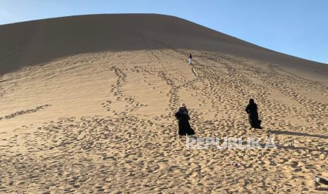 Pengunjung berjalan di Jabal Malaikat di Badar, Arab Saudi, Jumat (28/6/2024), Jabal Malaikat merupakan gunung di Arab Saudi yang dipercaya umat muslim menjadi tempat turunnya ribuan malaikat membantu pasukan Rasulullah SAW dalam menghadapi pasukan Quraisy pada saat perang Badar.