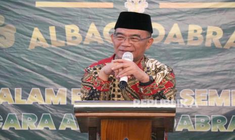 Menko PMK, Muhadjir Effendy, saat memberikan pembekalan di hadapan siswa SMA Pesantren Unggul Al Bayan, Cibadak, Kabupaten Sukabumi, Jawa Barat, Rabu (14/9/2023). 